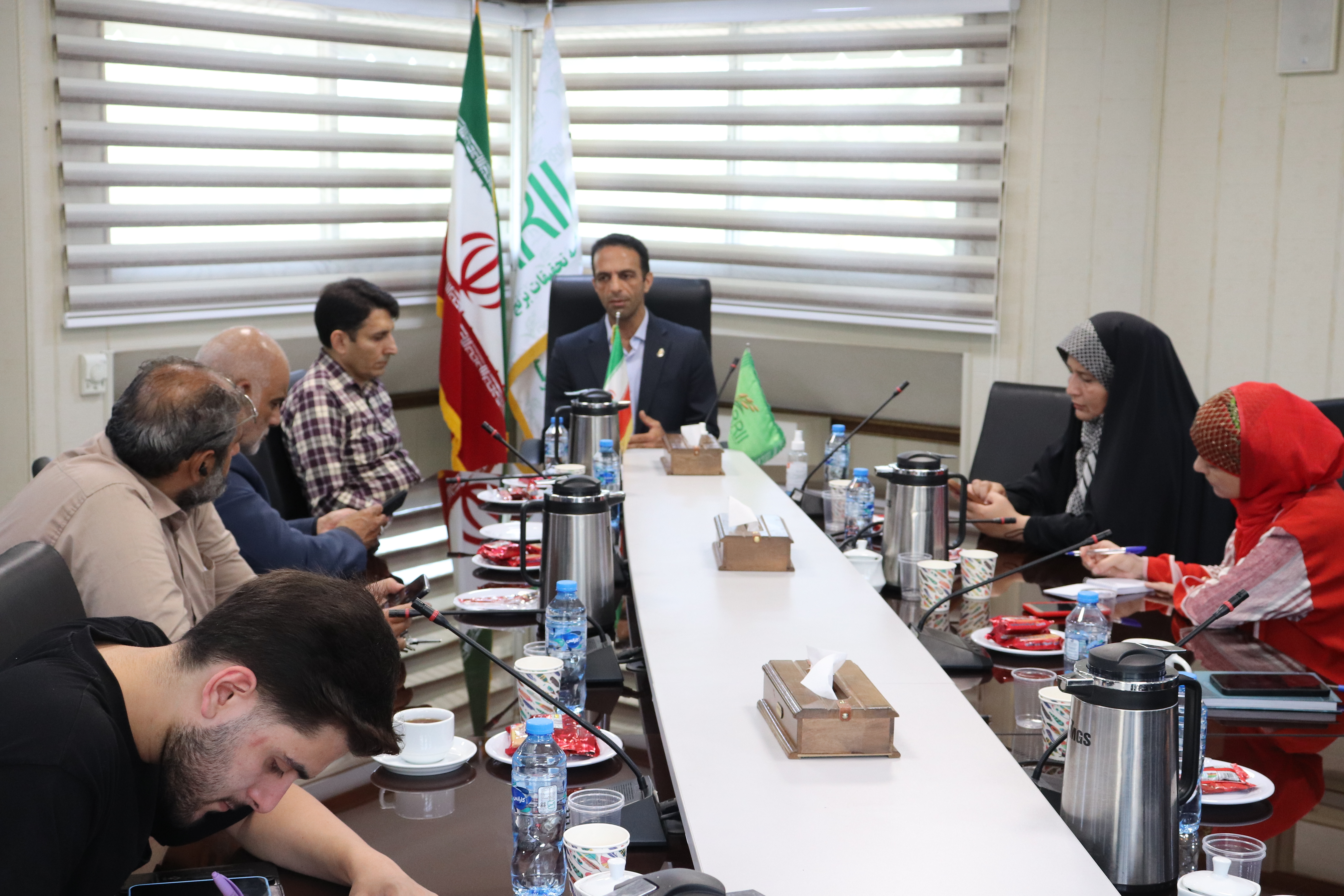 نشست صمیمی رئیس موسسه تحقیقات برنج کشور با روایتگران مسیر پژوهش تا مزرعه به مناسبت روز خبرنگار